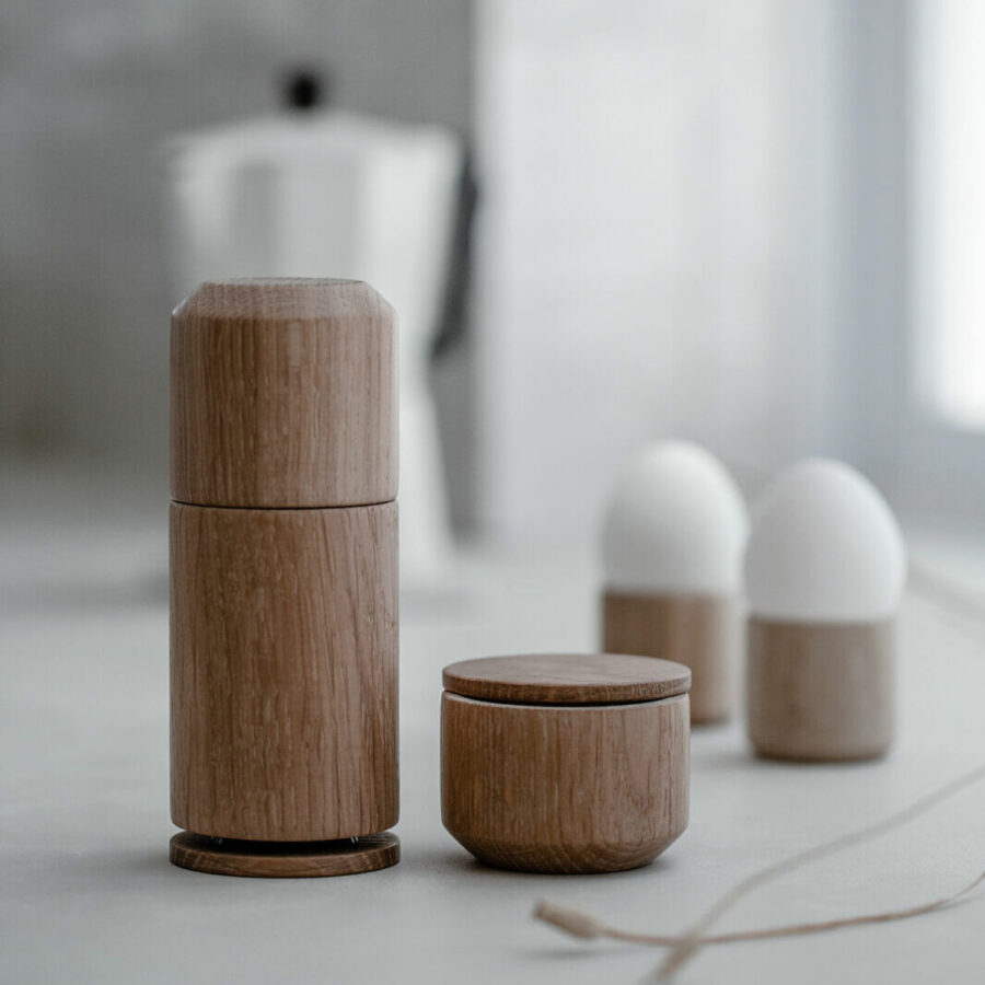 Houten-zout-en-pepermolen-en-zoutvaat-met-licht-eikenhout-EKTA-Living-sfeer-scandinavische-keuken-e1694763809314_big_image
