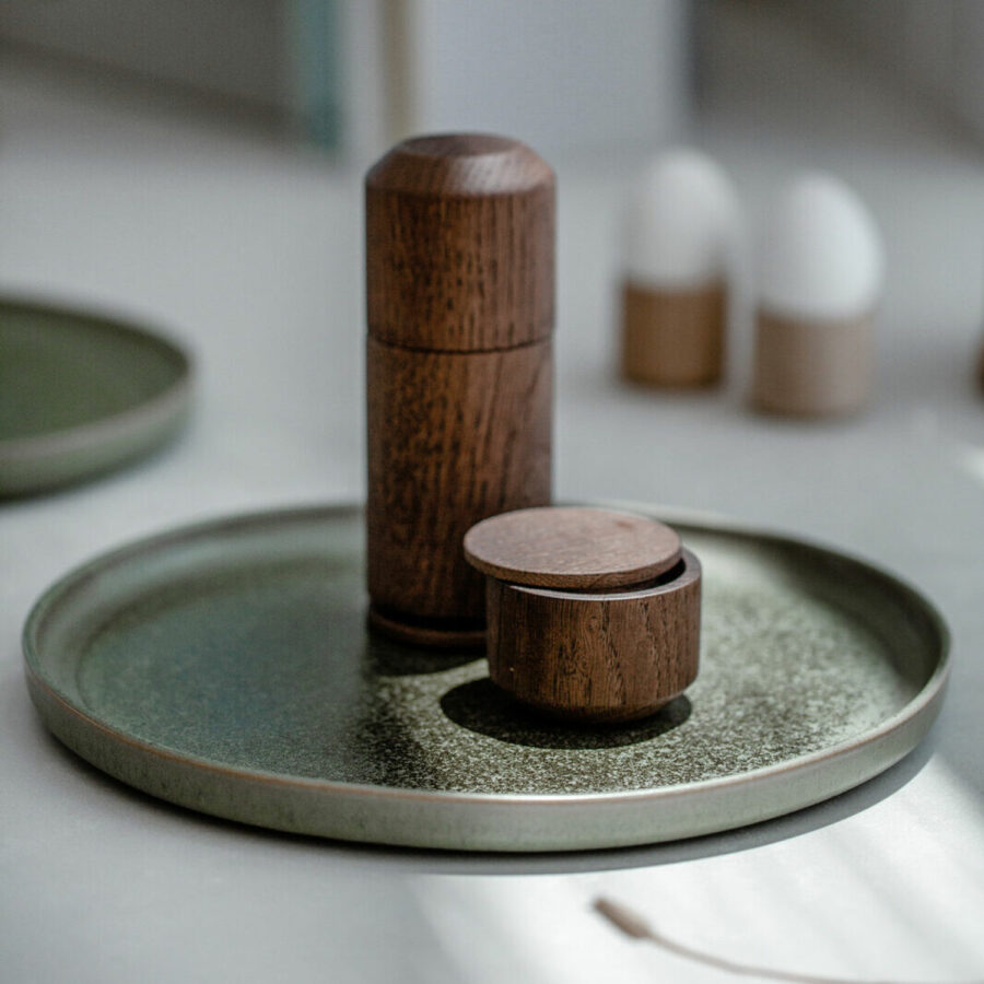 zout-en-pepermolen-en-zoutvaat-met-deksel-bruin-gerookt-eikenhout-EKTA-Living-sfeer-scandinavische-tafel-e1694763731122_big_image